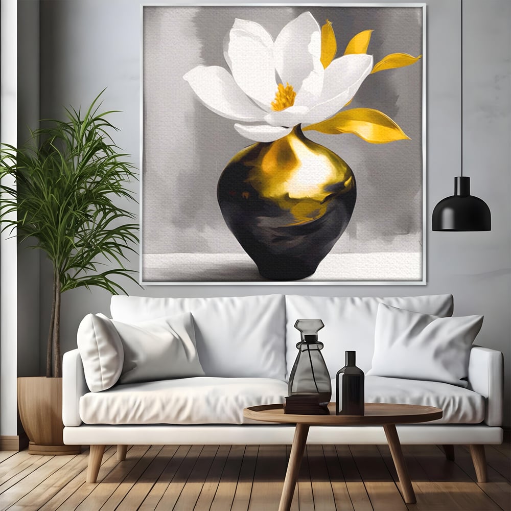 Tablou canvas cu tablou canvas cu floare si vaza aurie, in rama de aluminiu argintiu, pe perete intr-un living
